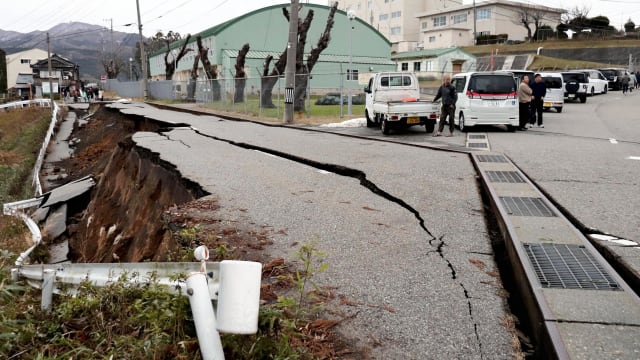 日本强震致数万户家庭断电 多趟航班和新干线取消