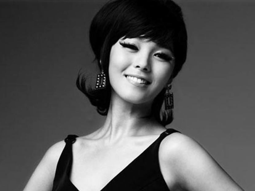 Wonder Girl announces "honeymoon baby" Wonder Girl announces "honeymoon baby"