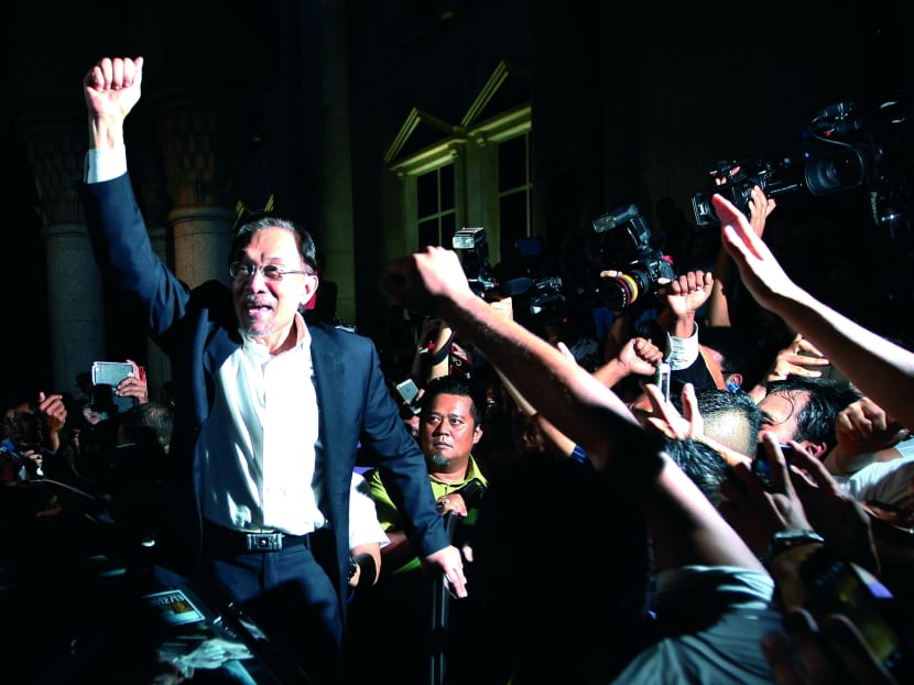 Malaysian opposition leader Anwar Ibrahim shouts to his supporters outside a court in this photo dated March 6, 2014. Photo: Reuters
