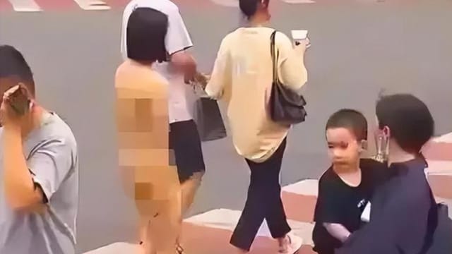 长沙女子为气男友 竟在闹市当街裸奔