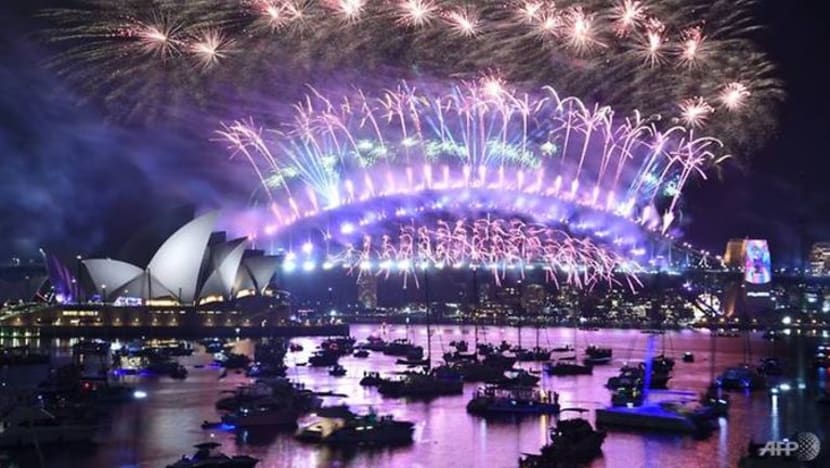 Pertunjukan bunga api Tahun Baru di Sydney gah, tetapi tahunnya salah