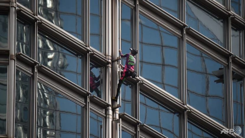 'French Spiderman' scales Hong Kong skyscraper with 'peace banner' 'French Spiderman' scales Hong Kong skyscraper with 'peace banner'