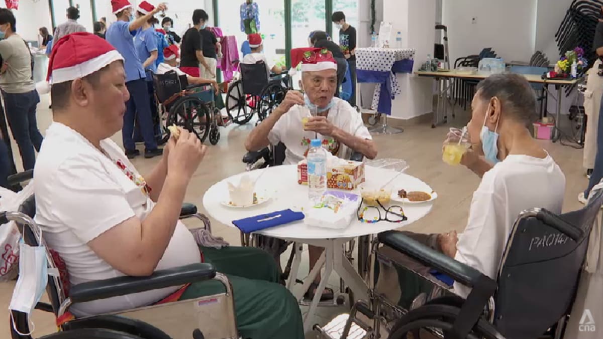 Badan amal menyebarkan keceriaan Natal di panti jompo dan panti asuhan di Singapura