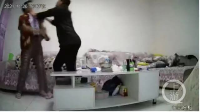 索要存款威逼签字 中国女子暴打母亲视频网络疯传 