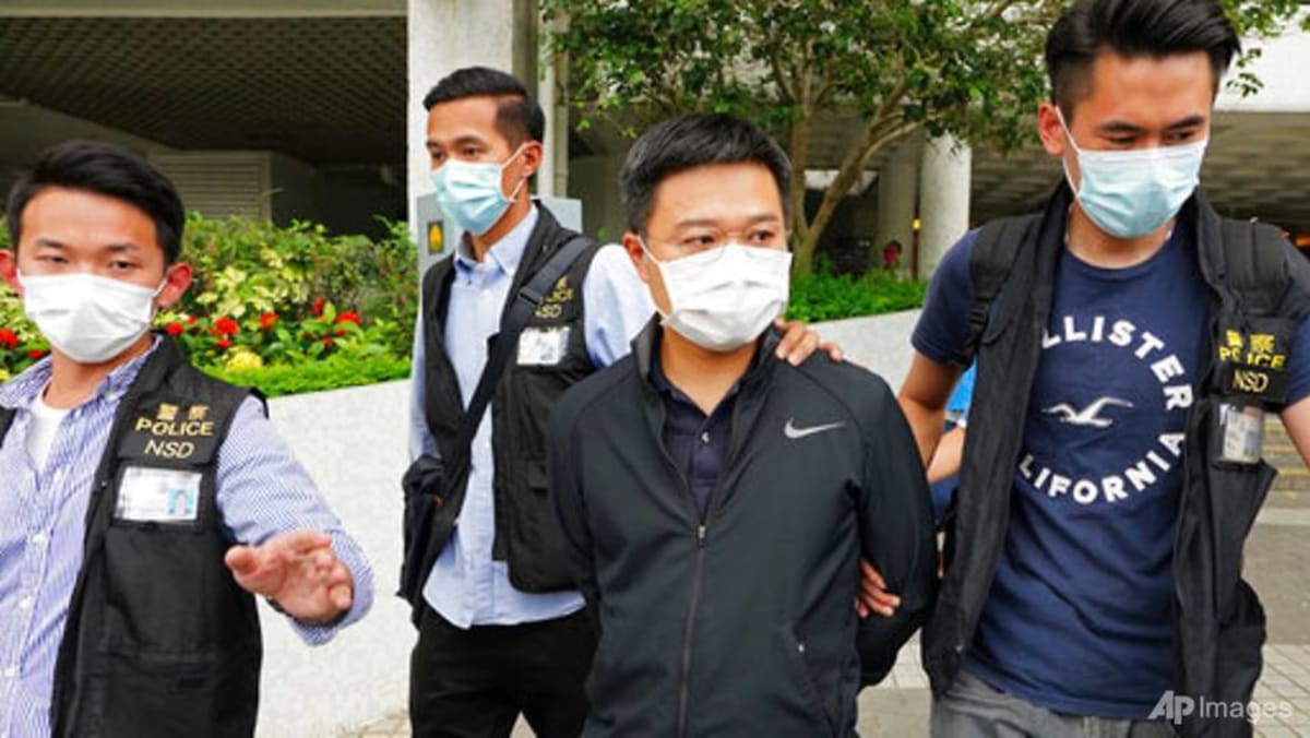 Polisi Hong Kong menggerebek surat kabar Apple Daily dan menangkap 5 orang termasuk pemimpin redaksi