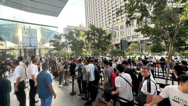 苹果新手机正式开售！旗舰店出现300人长龙