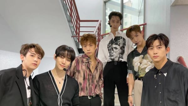 2pm S Taecyeon Chansung Recount How Fans Got Into Their Singapore Hotel Room Cna Lifestyle