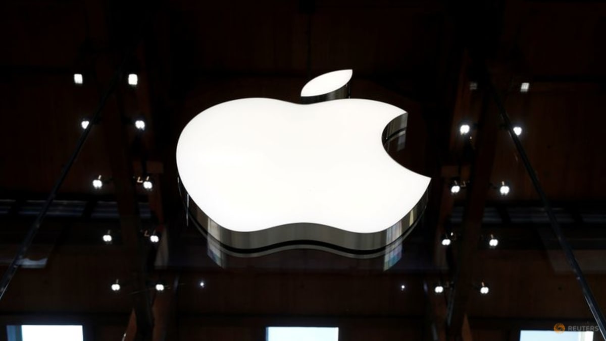 Apple memberi tahu pekerja bahwa mereka berhak mendiskusikan upah, kondisi kerja