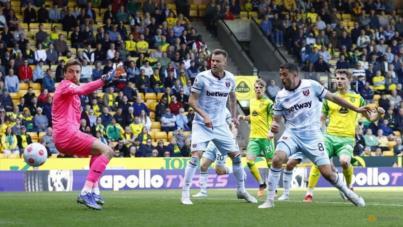 West Ham keep pressure on Man United with 4-0 win at Norwich West Ham keep pressure on Man United with 4-0 win at Norwich