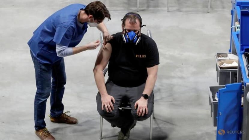 Czech Government Cuts Wait For 2nd Covid 19 Shot In Vaccination Push Cna [ 468 x 830 Pixel ]