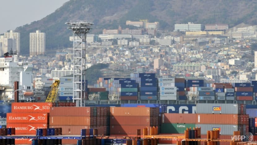 South Korea's exports plunge in first 20 days of April amid COVID-19 pandemic South Korea's exports plunge in first 20 days of April amid COVID-19 pandemic