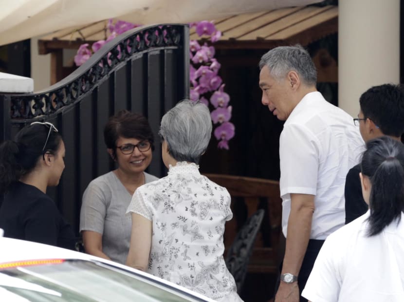 PM Lee Hsien Loong and his wife Ho Ching speaking with former Singapore president S R Nathan's daughter Juthika Ramanathan at the wake on Aug 23, 2016. Photo: Wee Teck Hian/TODAY