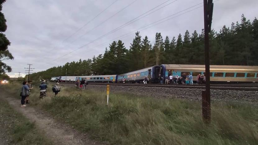 At least 2 dead after passenger train from Sydney to Melbourne derails At least 2 dead after passenger train from Sydney to Melbourne derails