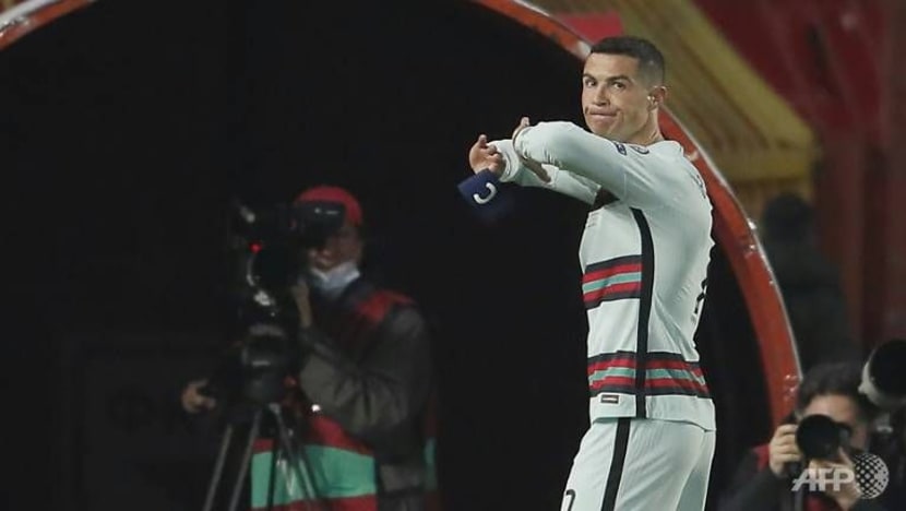 Gelang lengan yang dicampak Ronaldo dilelong S$101,000 untuk amal