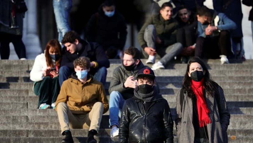 French daily COVID-19 cases hit new record and deaths also rise French daily COVID-19 cases hit new record and deaths also rise