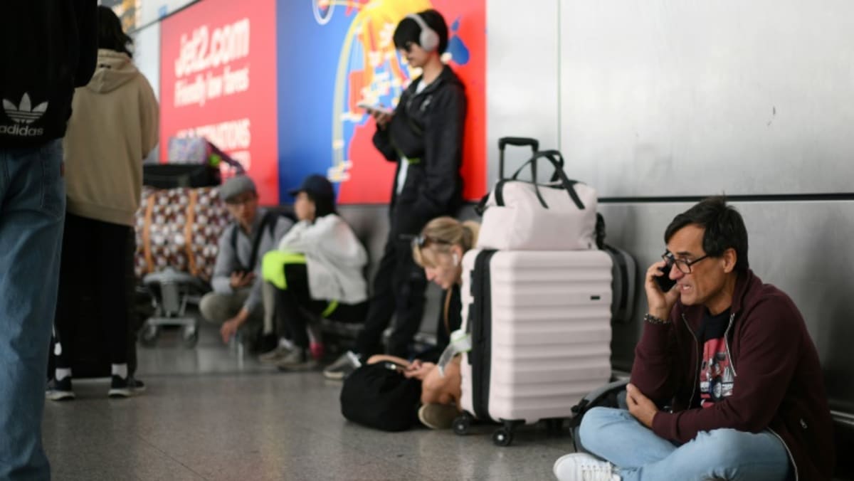 Airlines count cost of UK traffic control failure