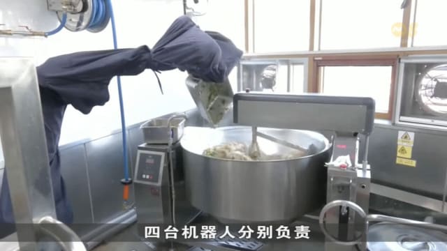 韩国首例！ 首尔一中学将烹饪机器人引入食堂厨房