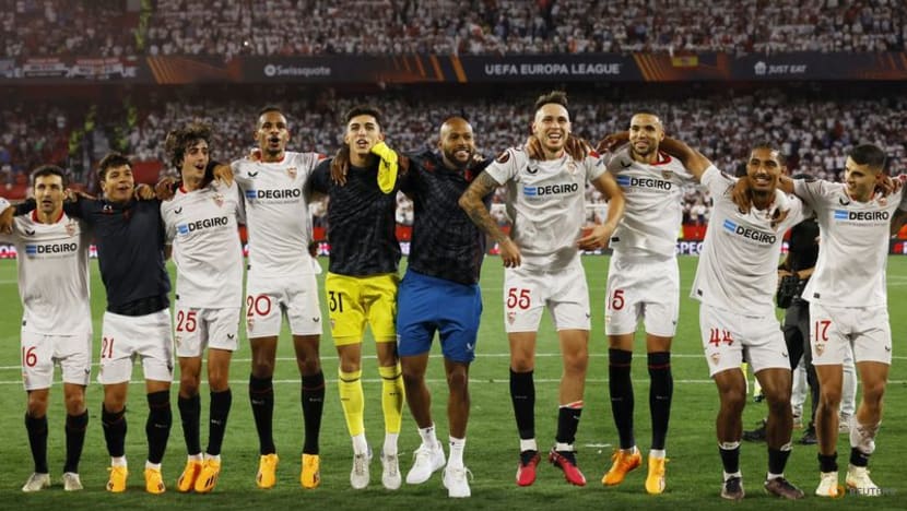 Slick Sevilla punish slapdash Man United to ease into Europa semis