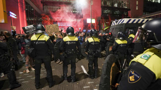 荷兰再次实施局部封锁 引发民众示威抗议