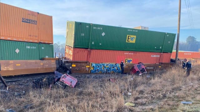 美国一辆货车和一列火车相撞 导致多节车厢出轨一人死亡