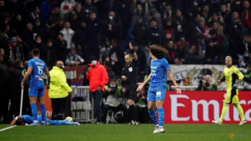 Lyon v Marseille abandoned after Payet hit by bottle Lyon v Marseille abandoned after Payet hit by bottle