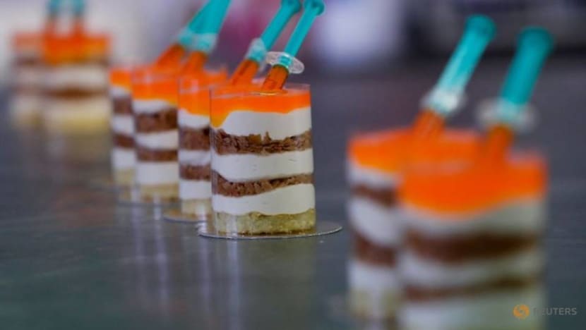 Astra is yellow, Pfizer is green - Hungarian pastry shop offers vaccine-themed treats Astra is yellow, Pfizer is green - Hungarian pastry shop offers vaccine-themed treats