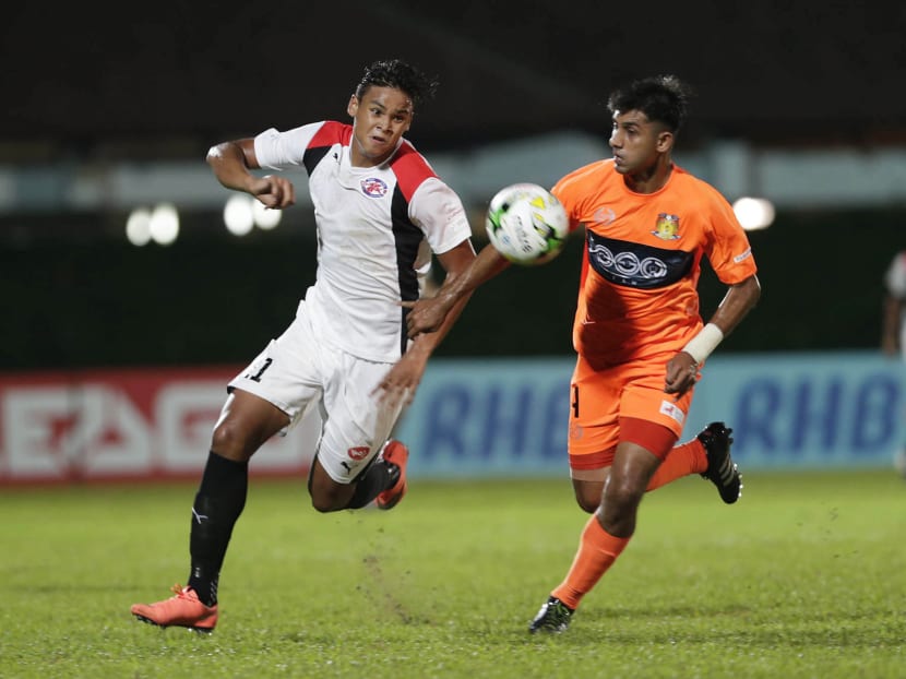 Home United’s Irfan Fandi (left) in a sprint for the ball against Hougang United’s Delwinder Singh during the clubs’ fierce S.League battle. Photo: Wee Teck Hian