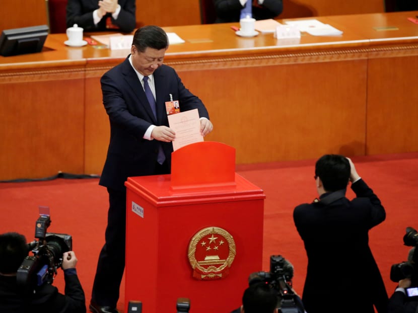 Chinese President Xi Jinping drops his ballot, during a vote on a constitutional amendment lifting presidential term limits, at the third plenary session of the National People's Congress (NPC) at the Great Hall of the People in Beijing, China March 11, 2018.  REUTERS/Jason Lee     TPX IMAGES OF THE DAY