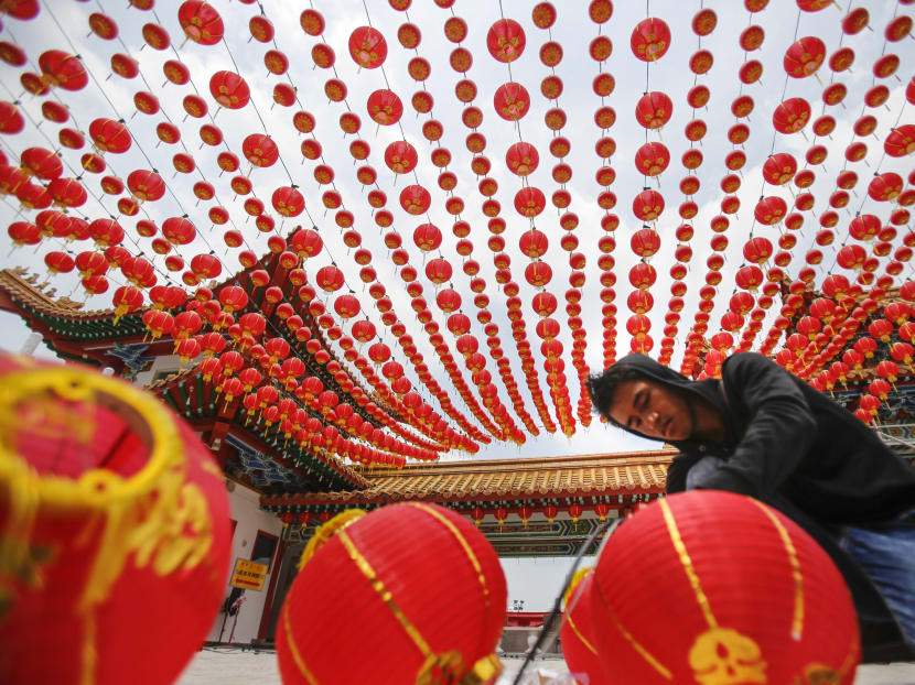 A temple maintenance worker prepares traditional Chinese lanterns ahead of the Lunar New Year celebrations in Kuala Lumpur, Malaysia, Jan 18, 2016. Photo: AP