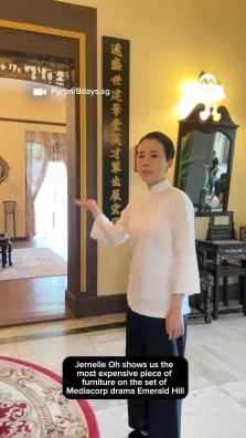 Jernelle Oh shows us the most expensive piece of furniture on the set of Mediacorp drama Emerald Hill

#小娘惹之翡翠山 #EmeraldHill