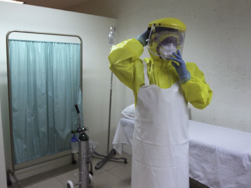 A health worker uses a protective suit during a presentation for the media at the international airport in Guatemala City Oct 13, 2014. Photo: Reuters