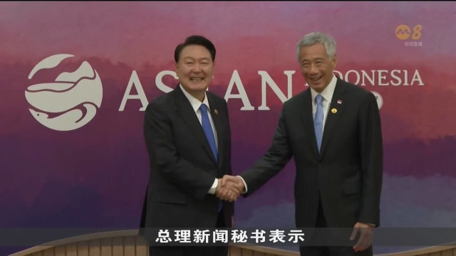 李总理在亚细安峰会场边与韩国总统尹锡悦会面