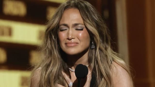 Jennifer Lopez夺“MTV世代大奖”　上台致辞哭成泪人