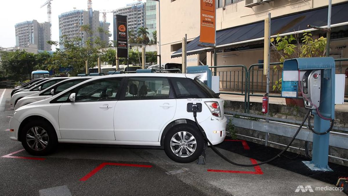 Semua tempat parkir HDB di setidaknya 8 kota harus memiliki titik pengisian kendaraan listrik pada tahun 2025