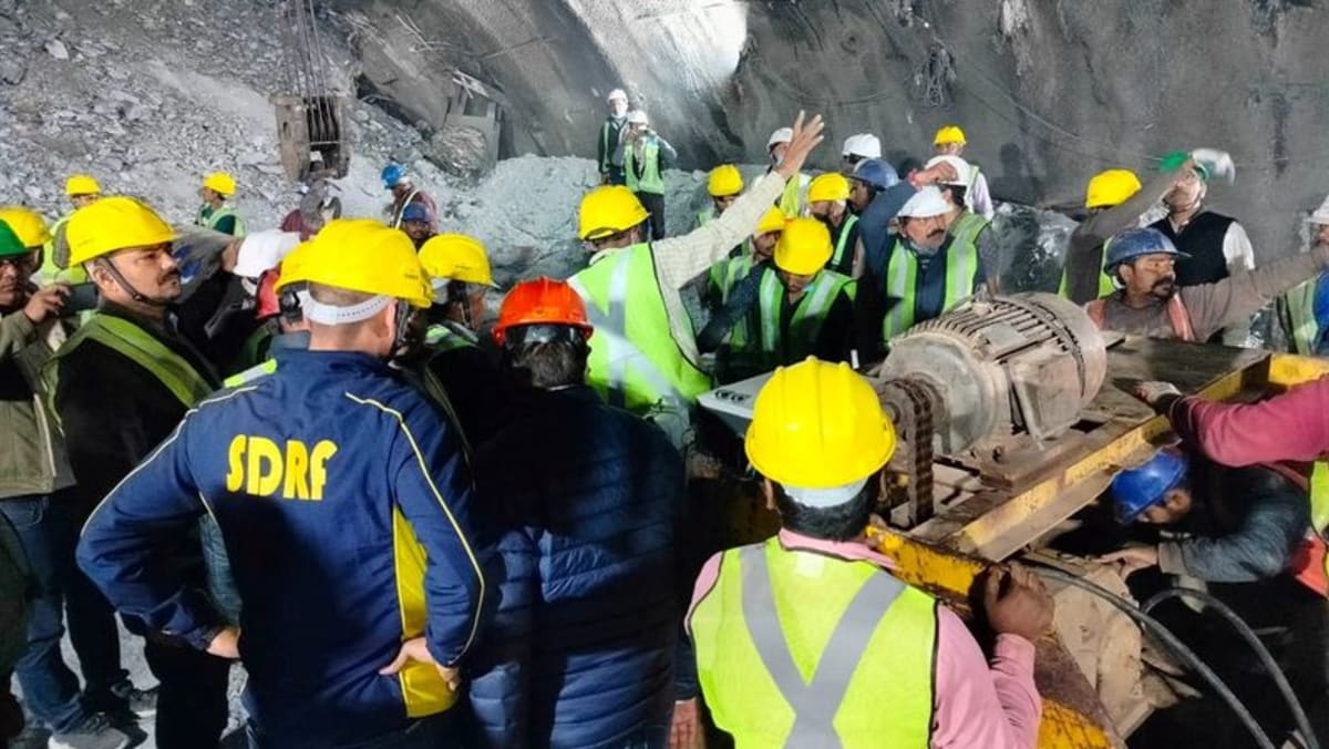 Indian rescuers hope bigger drill will reach 40 workers trapped in tunnel Indian rescuers hope bigger drill will reach 40 workers trapped in tunnel