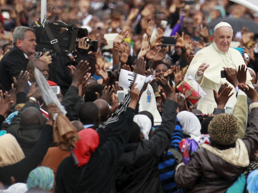 Pope Francis waves to faithful as he arrives for a Papal mass in Kenya's capital Nairobi, November 26, 2015. Photo: Reuters