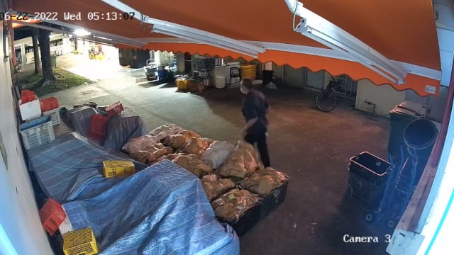 阿叔清晨偷榴梿 摊贩公开电眼画面求他“高抬贵手”