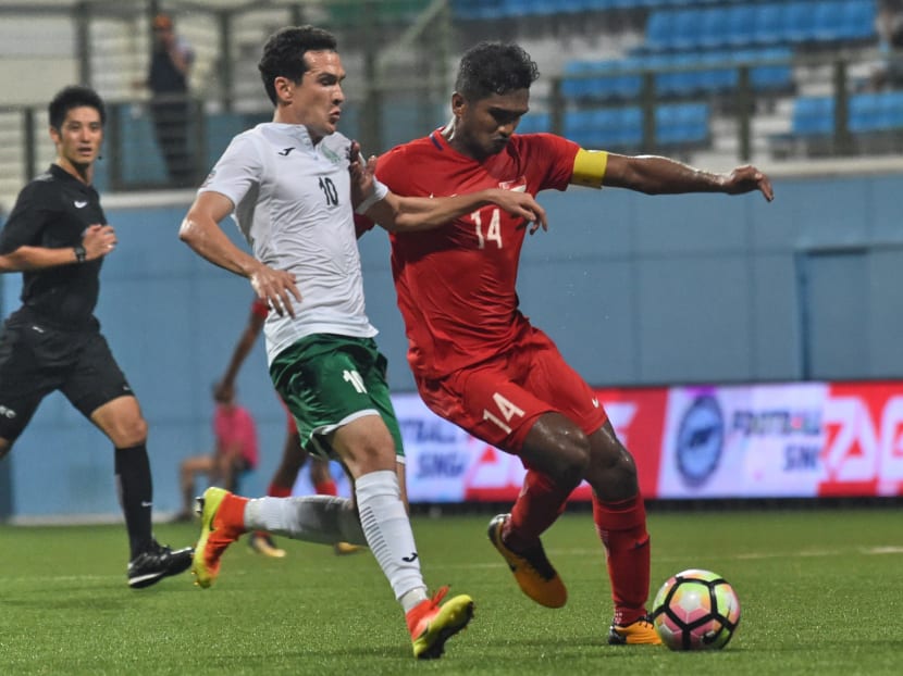 Singapore's Hariss Harun (R) competes for the ball against Turkmenistan's Annayev Myrat (L) during their AFC Asian Cup 2019 Qualifiers Group E football match in Singapore on September 5, 2017. Photo: AFP