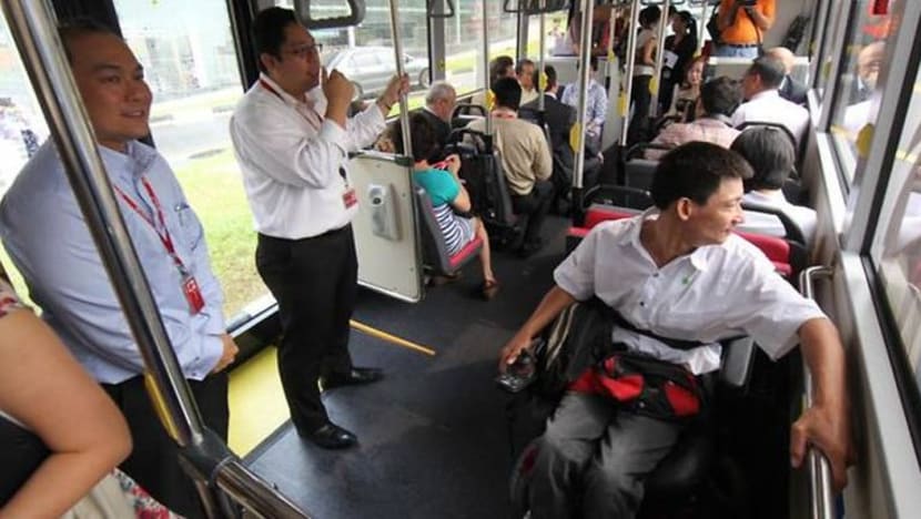 Semua perkhidmatan bas SMRT boleh diakses pengguna kerusi roda mulai 17 Dis