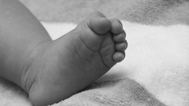 英国母亲打疫苗后晕倒 九个月大女婴溺毙浴缸中
