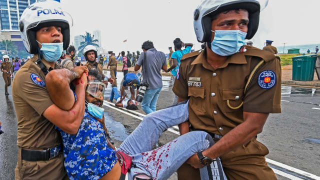 斯里兰卡警方实施宵禁应对示威者