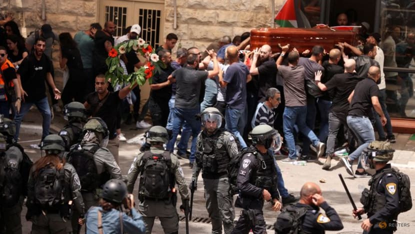 Israeli police beat mourners at funeral of slain Palestinian journalist Israeli police beat mourners at funeral of slain Palestinian journalist