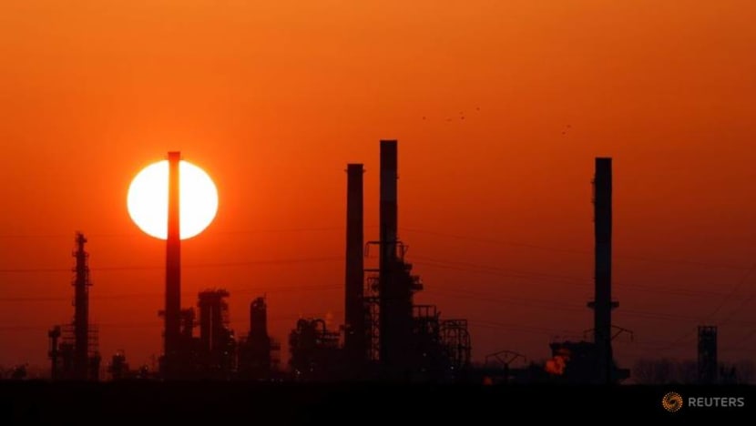 Oil edges lower as salvage operation in Canal goes on Oil edges lower as salvage operation in Canal goes on