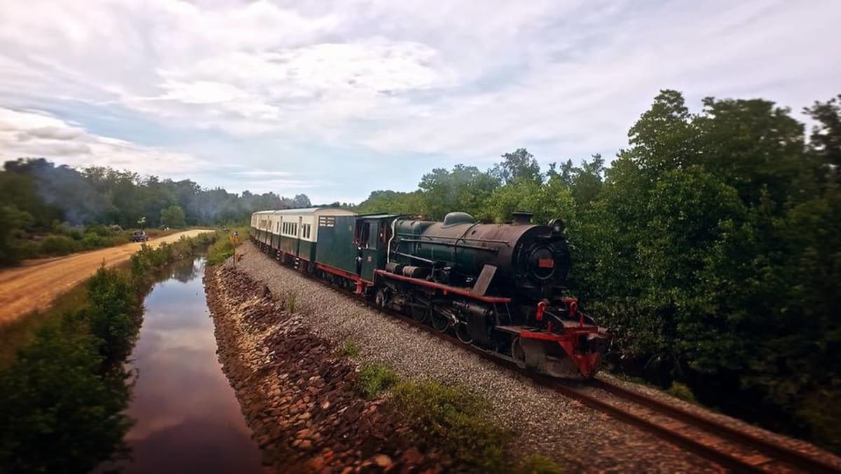 Rayakan Asia: Perjalanan kembali ke masa lalu dengan kereta uap tertua di Kalimantan