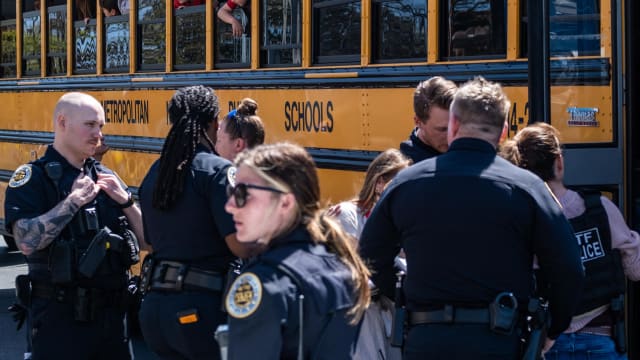 美国田纳西州校园枪击案 女子开枪打死六大人小孩