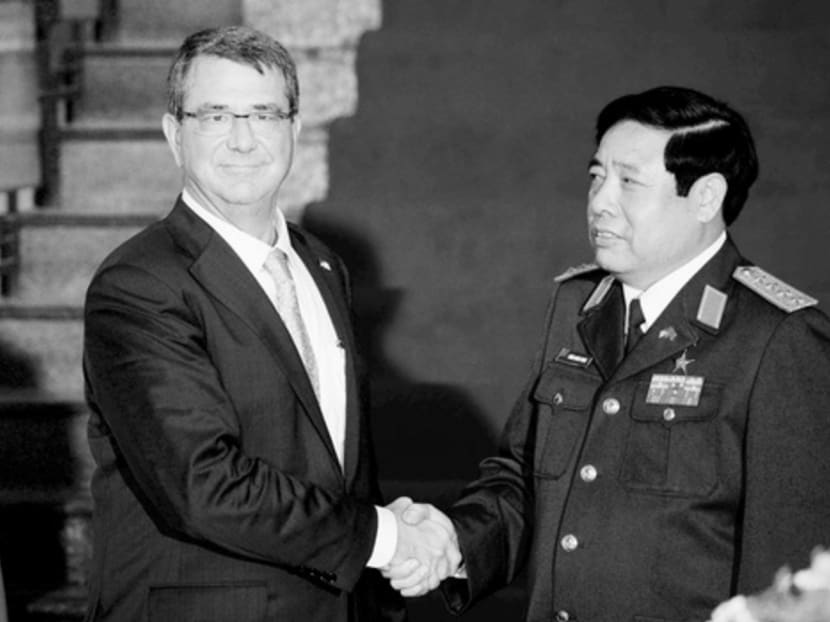 U.S. Defense Secretary Ash Carter (L) shakes hands with Vietnam's Defence Minister Phung Quang Thanh after a joint news conference at the Defence Ministry in Hanoi June 1, 2015.  Carter discussed his call for an end to island-building in the South China Sea during talks on Monday with his Vietnamese counterpart, who told a news conference Vietnam had not been expanding its islands. REUTERS/Hoang Dinh Nam/Pool