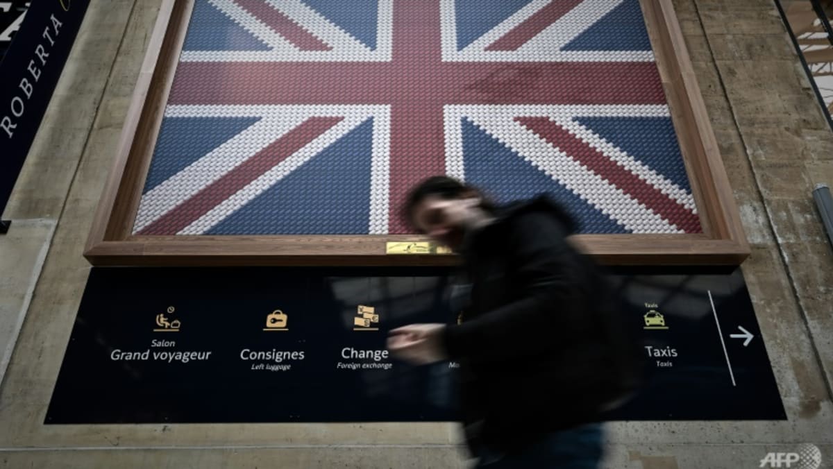 Prancis akan melonggarkan pembatasan perjalanan ke Inggris