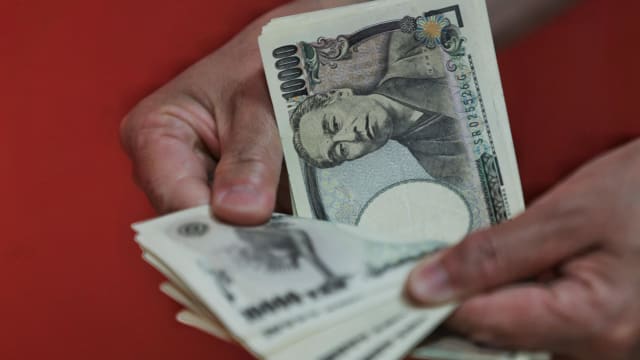 日元兑美元汇率创32年新低 政府将决定是否干预
