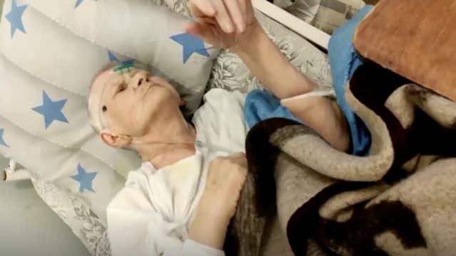 奶奶染疫入院 俄国男子乔装医生混进病房照顾