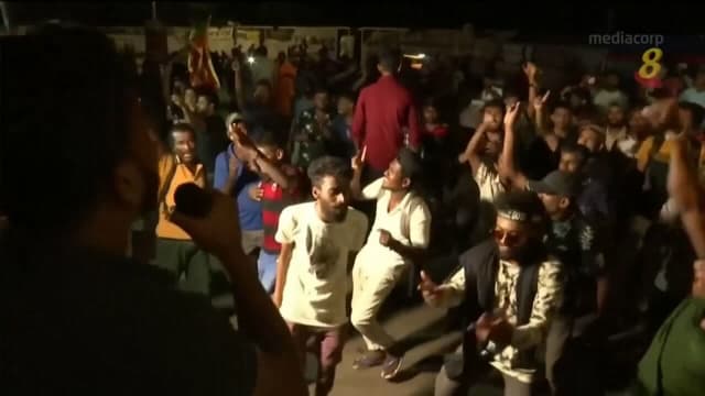 斯里兰卡总统辞职 反政府民众上街狂欢庆祝
